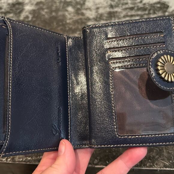 Lavemi Navy Blue Leather RFID Blocking Bi-Fold Wallet - Picture 3 of 6